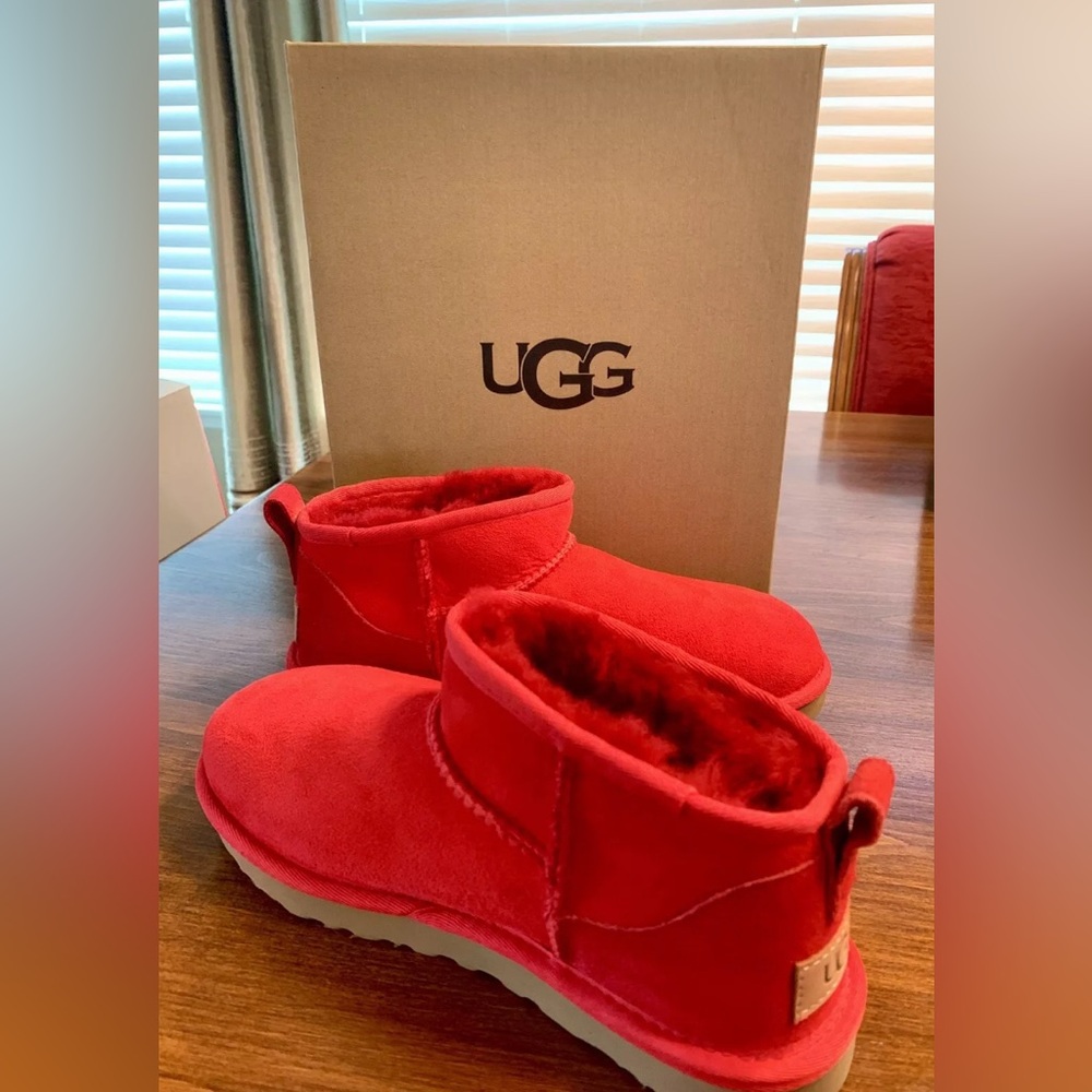 UGG CLASSIC ULTRA MINI WOMEN BOOTS SUEDE - Ribbon Red - US size 7 - New In Box